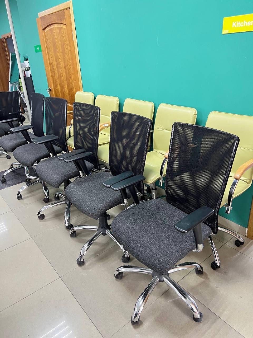 РОЗПРОДАЖ офісної меблі крісла стільці комп’ютерні офісні конференц