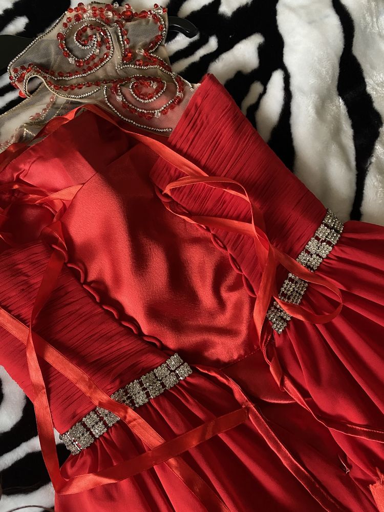 Продам нарядное платье красного цвета с корсетом, длины макси
