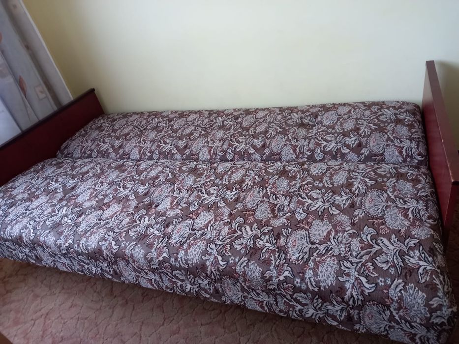 Tapczan, kanapa, łóżko dwuosobowe.