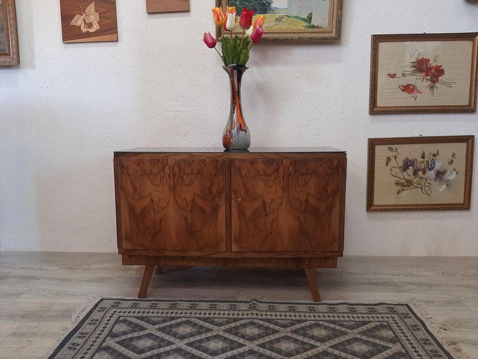 Mała komoda Vintage po renowacji – wyjątkowy styl i funkcjonalność