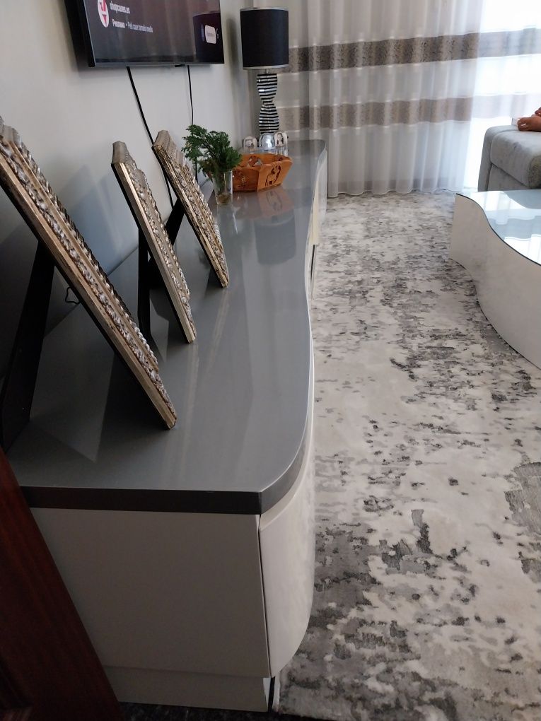 Móvel TV branco, lacado com tampa cinza e iluminação