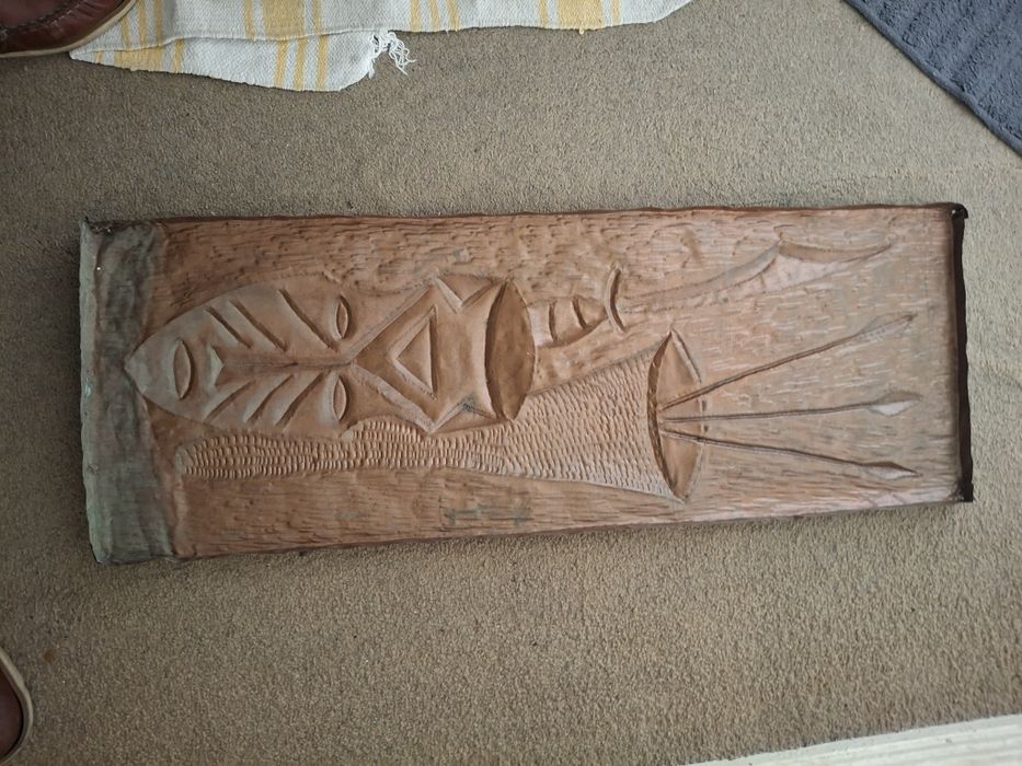 Escultura africana sobre metal cerca 28 x 77 cms