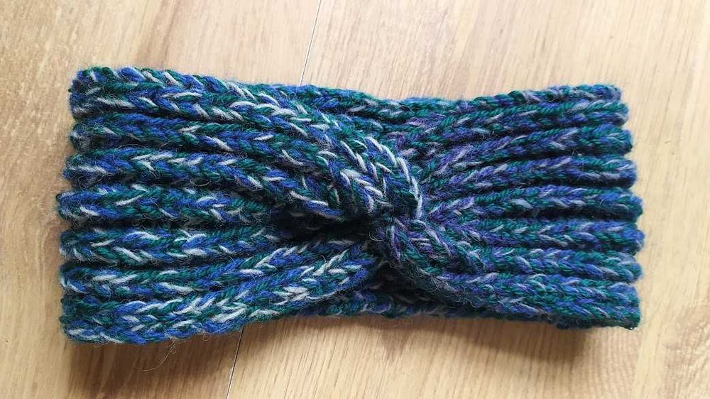 Opaska na każdą porę, oprócz upałów i srogiego mrozu.