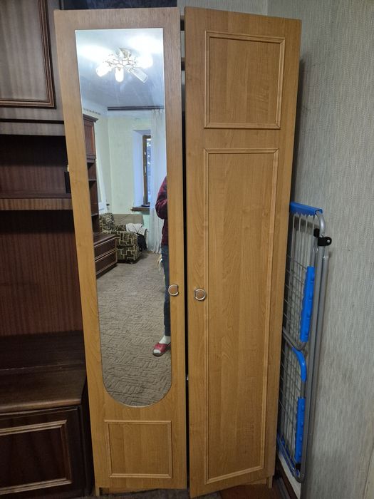 Продам шафу для одягу з поличками