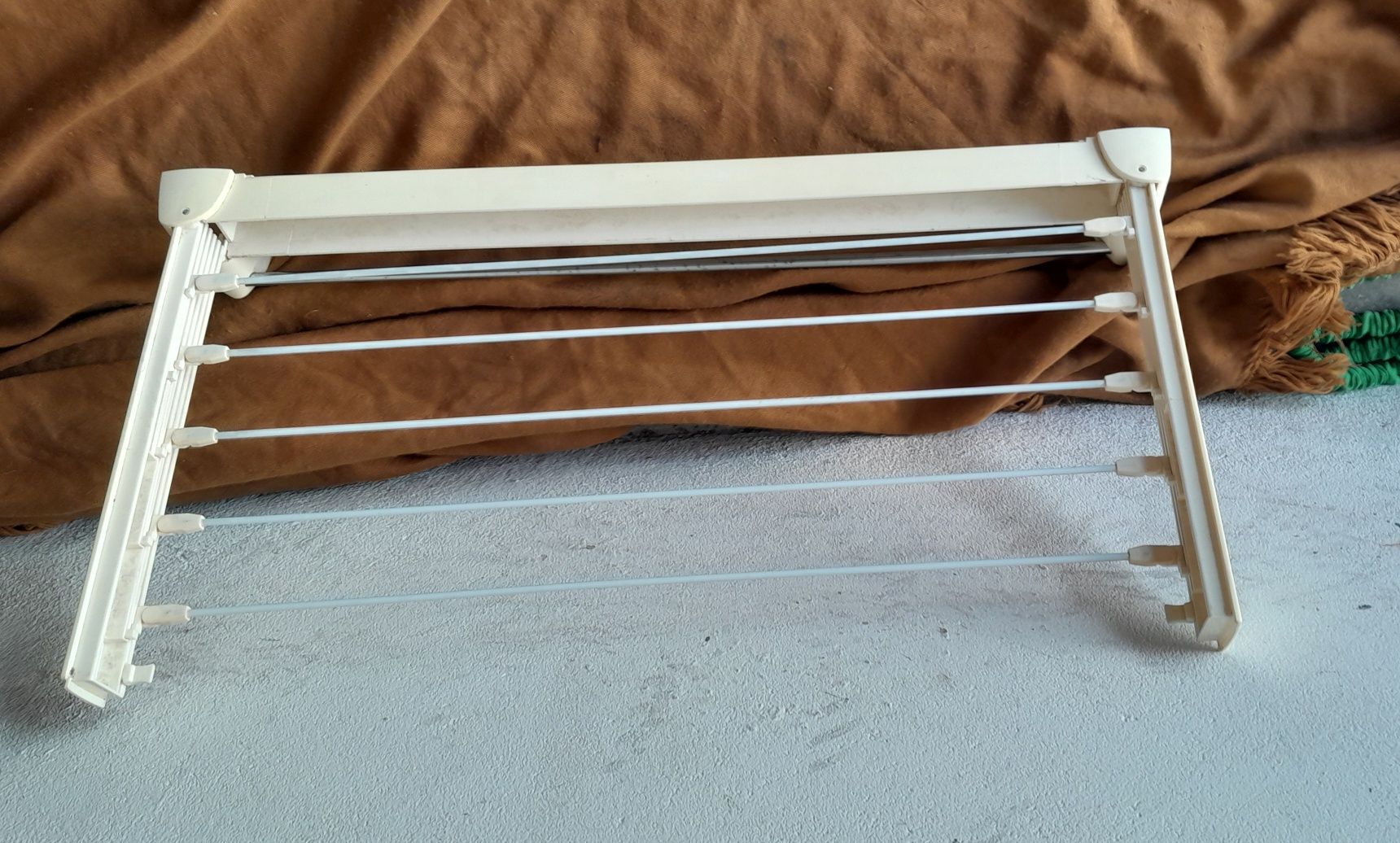 Estendal em branco com 5 barras