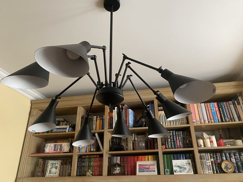 Продам люстру на 8 ламп с саморегулирующим направлением света