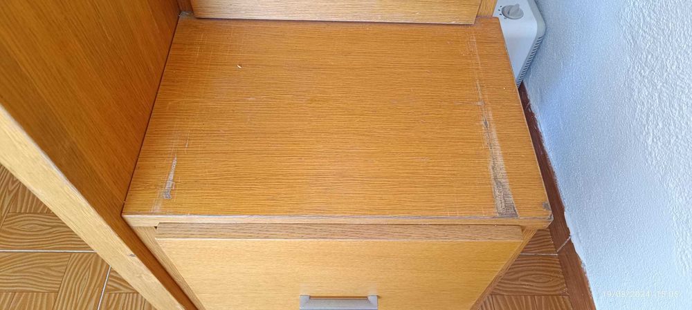 Cama com secretária em Madeira ( Oportunidade)