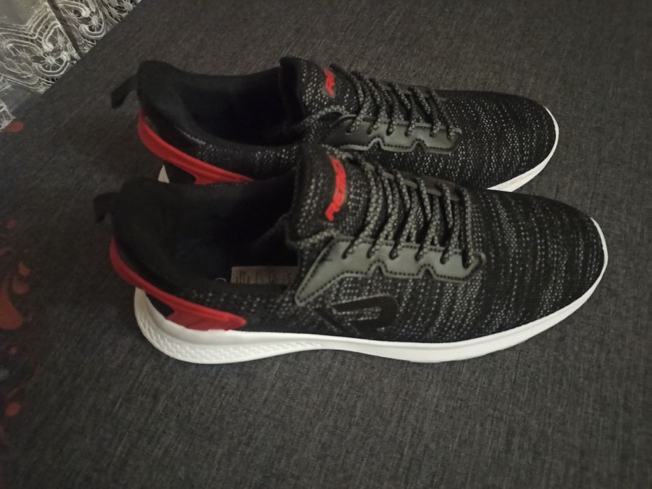 Чоловічі кросівки нові 43-44р.
Питання за телефоном.