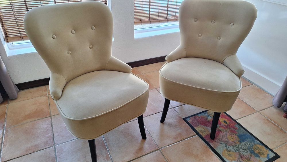 2 cadeiras em tecido, amarelo claro