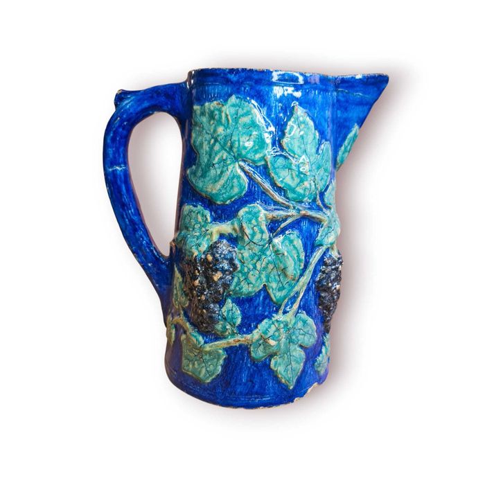 Jarro/Caneca Antiga Cerâmica Azul c/ Relevo de Uvas – Pintado à Mão