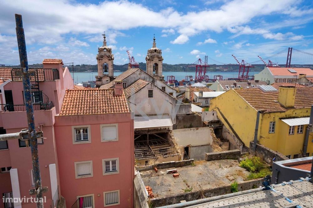 Edifício com projeto aprovado para construção de uma moradia com 550m2