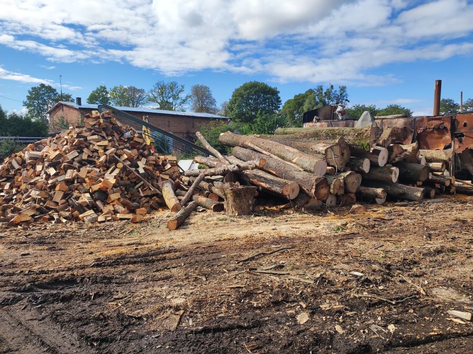 Drewno kominkowe opałowe układane na aucie dąb buk jesion olcha sosna