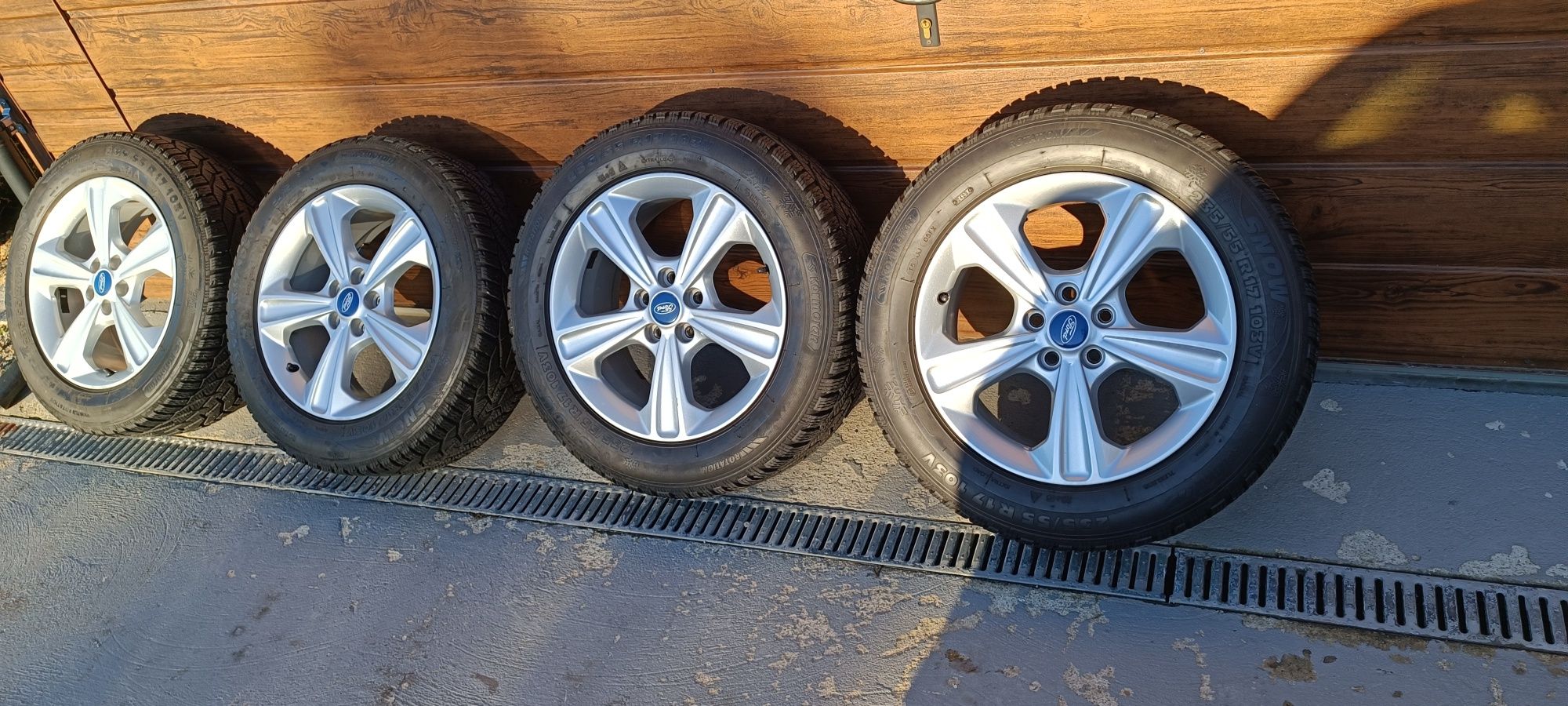 Felgi +opony 235/55 R17   Ford Kuga