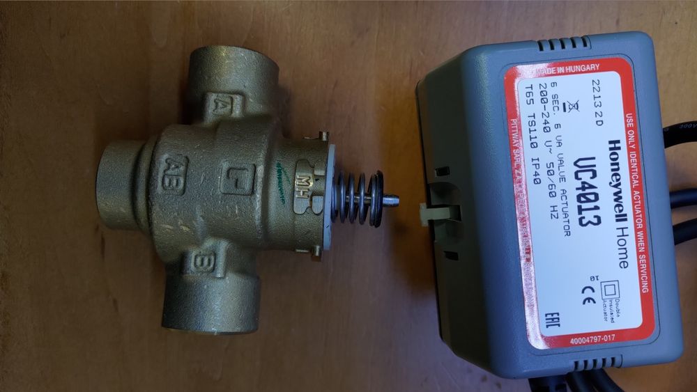 Zawór trójdrożny Honeywell 3/4" z siłownikiem Nowy