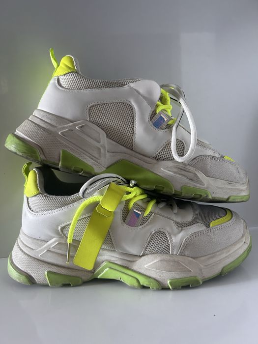 Sapatilhas brancas e verdes