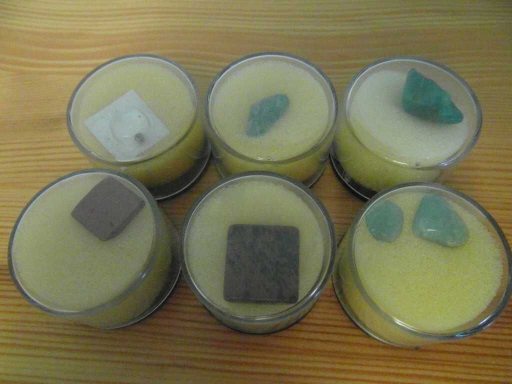 Zestaw miniatur kamieni i minerałów