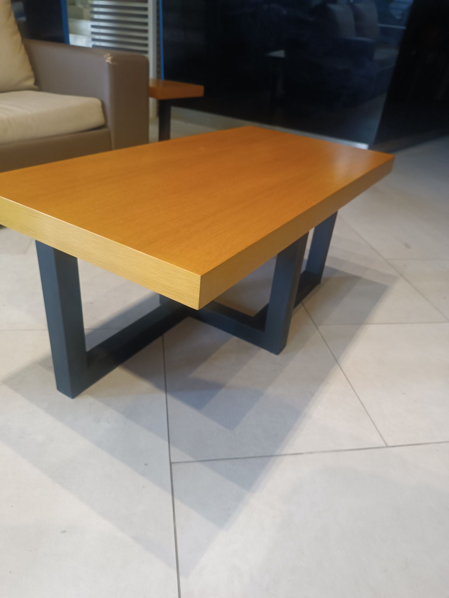 Mesa de centro de madeira com base em ferro