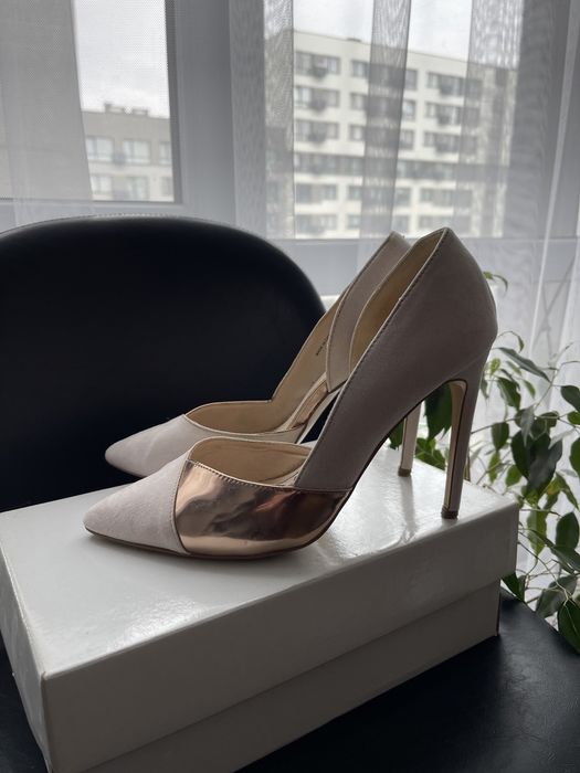 Туфлі-лодочки беживі на шпильці