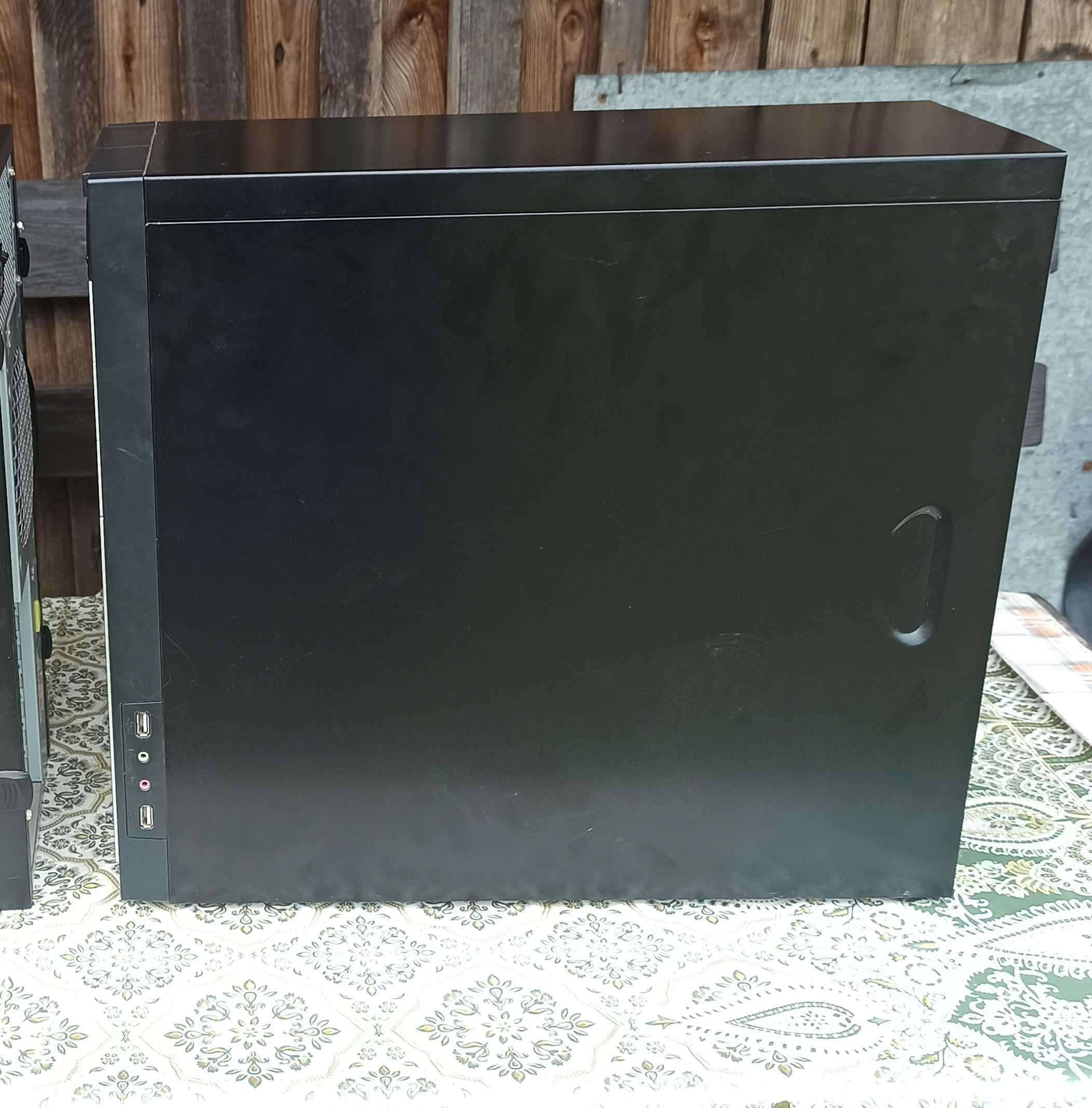 Komputer stacjonarny TRACER z monitorem LG i klawiaturami