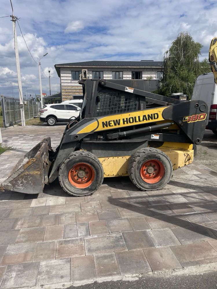 Мінінавантажувач New Holland L180.