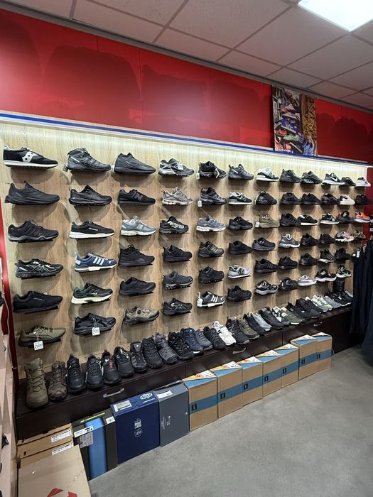 Продам готовий бізнес магазин оригінальних кросівок та одягу