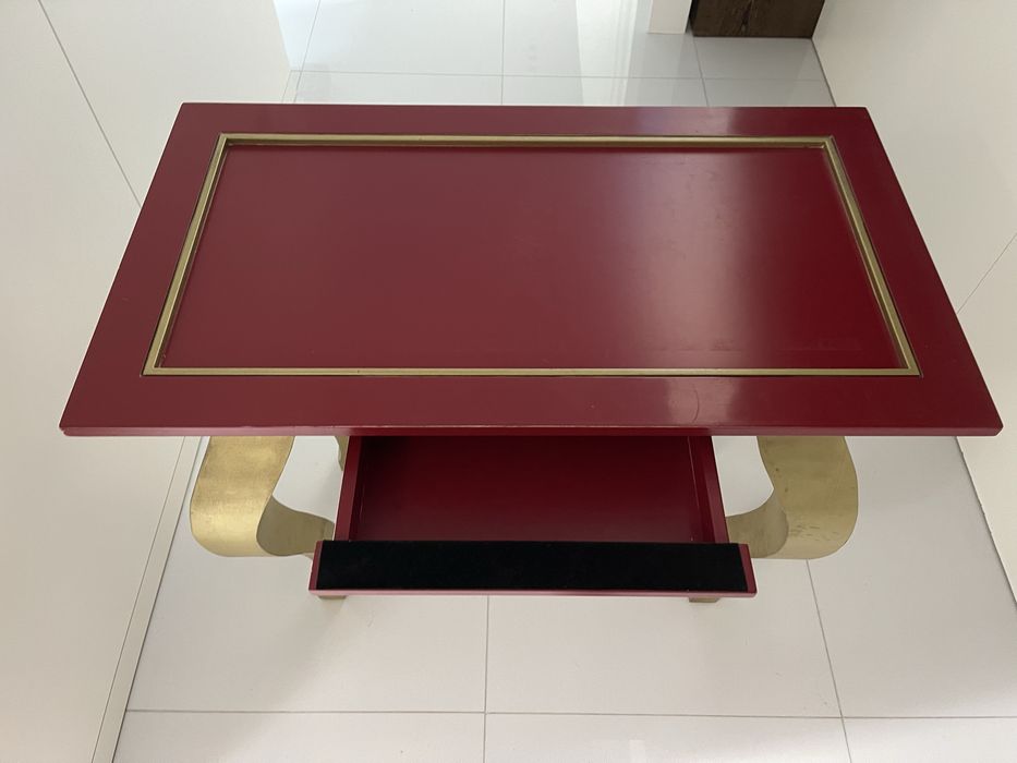 Mesa madeira vermelha e dourada