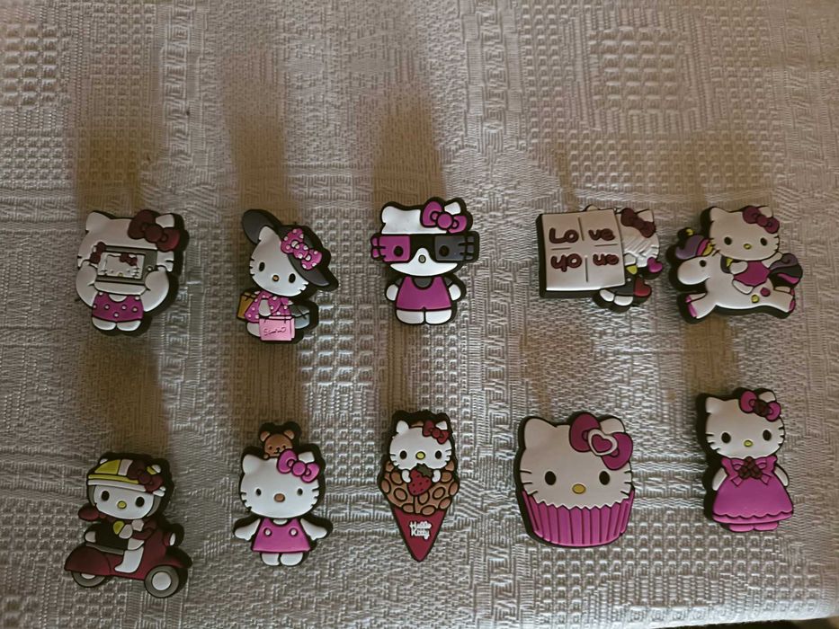 10 Pins para Crocs Tema Hello Kitty