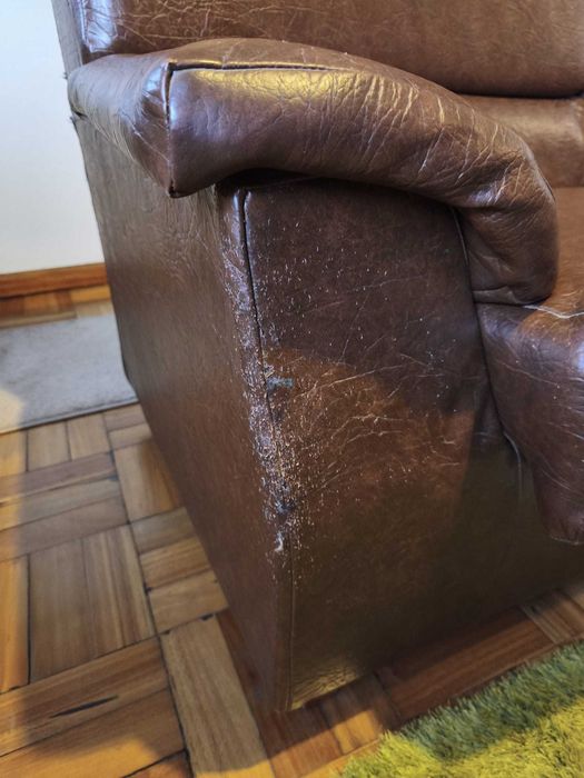 Sofá em Pele Castanho — Bom Estado — 50€