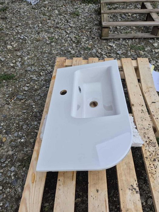 Mała umywalka łazienkowa