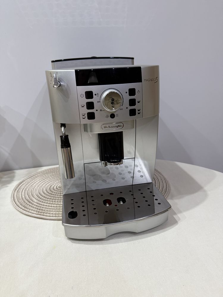 Кавомашина/кофеварка Delonghi Magnifica S