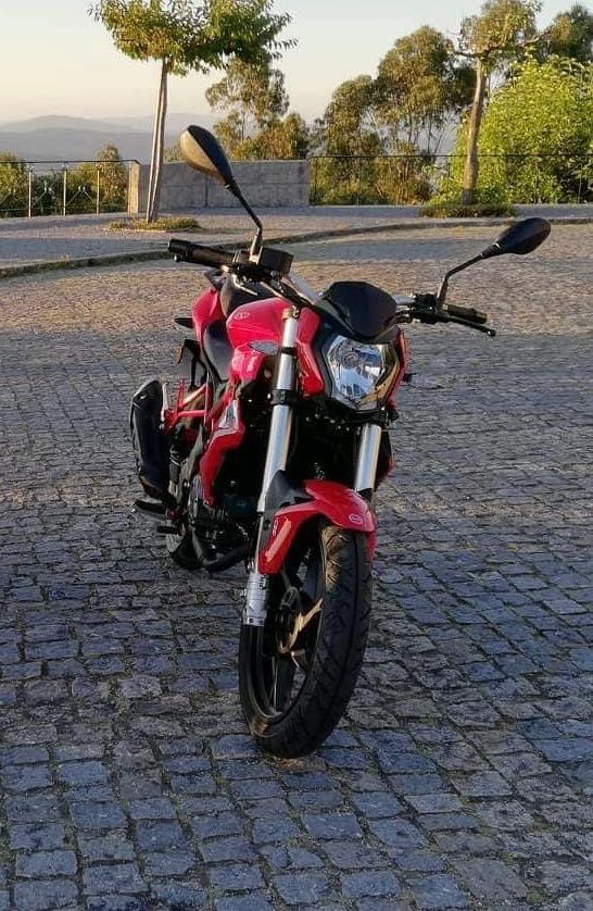 Benelli BN 125 vermelha