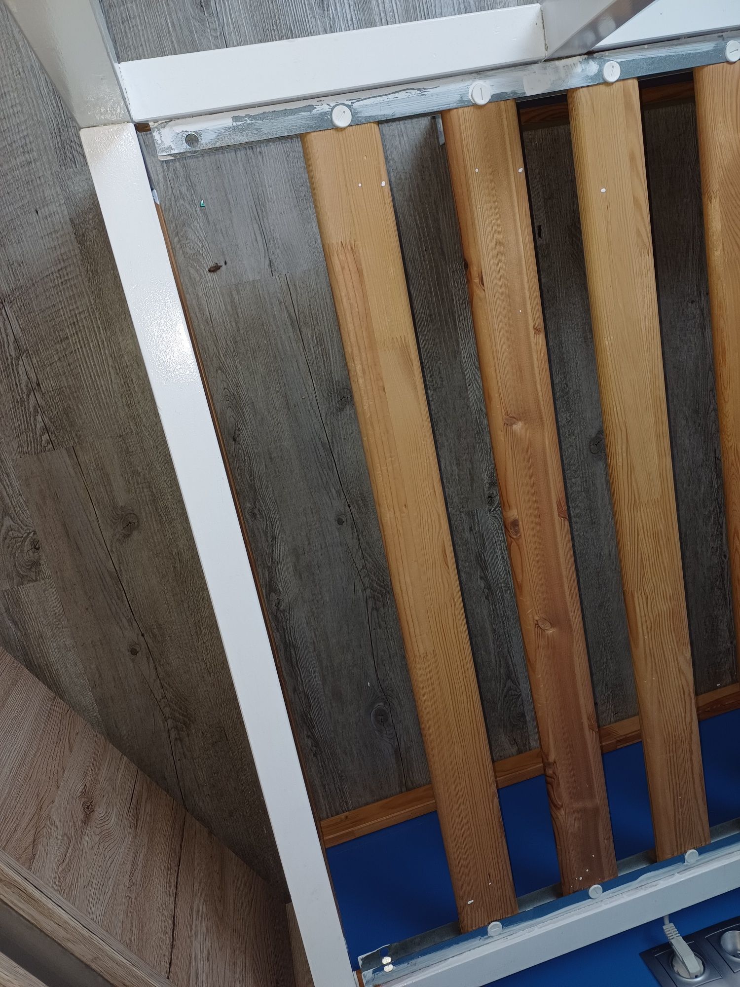 Łóżko kura ikea białe.
