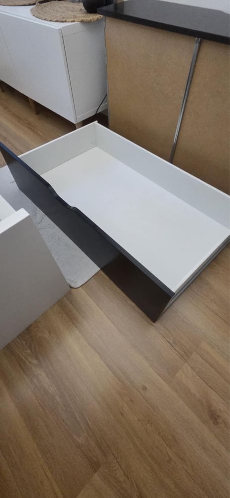 Białe łóżko pojedyncze IKEA z czarnymi szufladami 90x200 cm