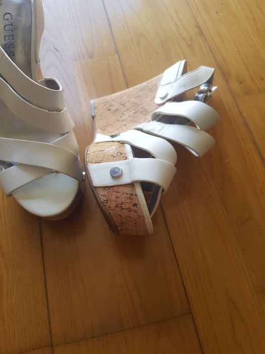 Sandálias brancas GUESS