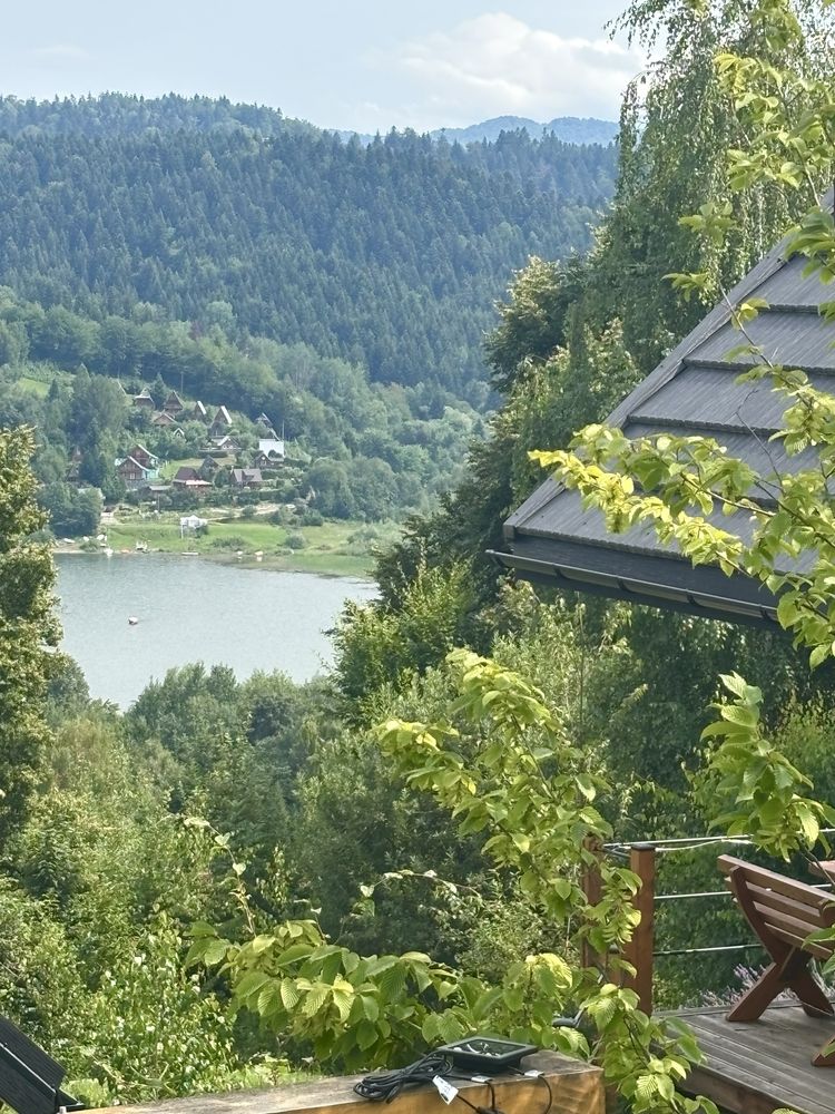 Domki w Bieszczadach nad Soliną z widokiem na Jezioro Solińskie i góry
