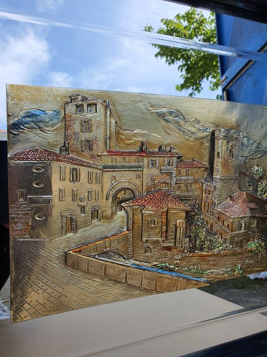 Obraz na lustrze w drewnianej ramie.