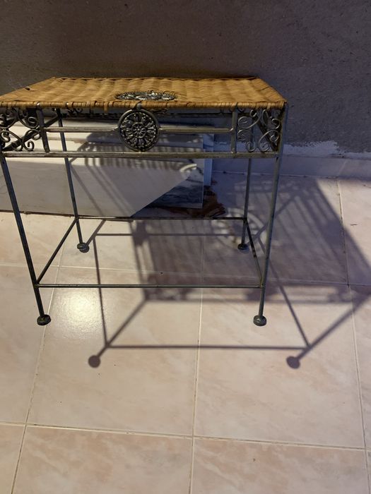 Mesa de cabeceira / Mesa redonda / Mesas retangulares de enfeito