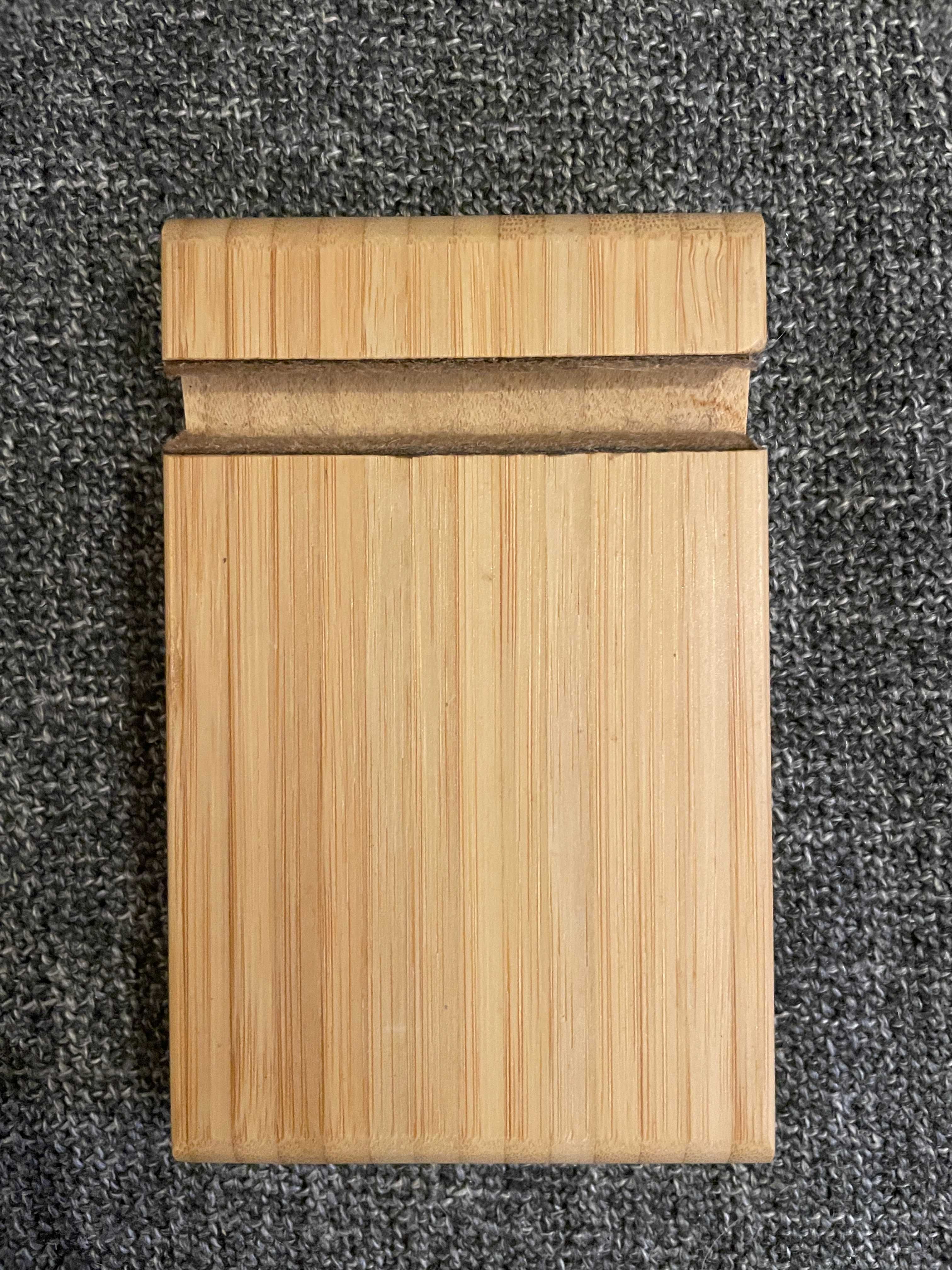 drewniana podstawka pod telefon Ikea Bergenes