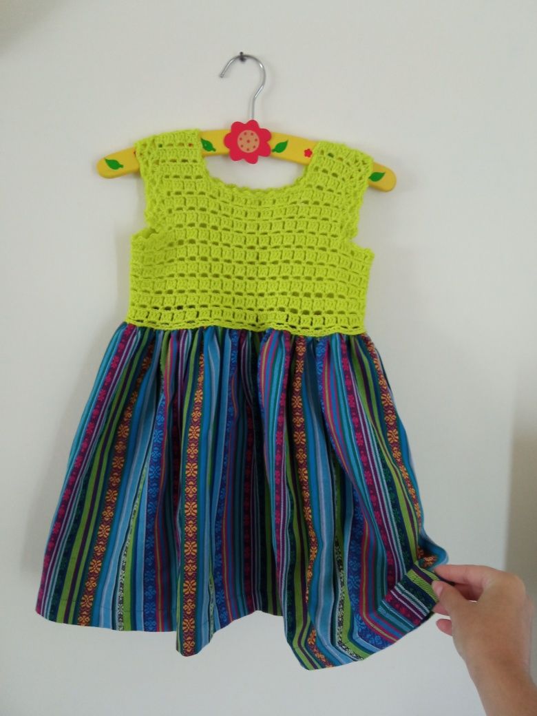 Vestido criança feito à mão