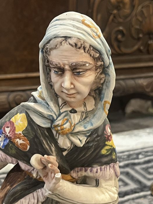 Figurka z porcelany malowana