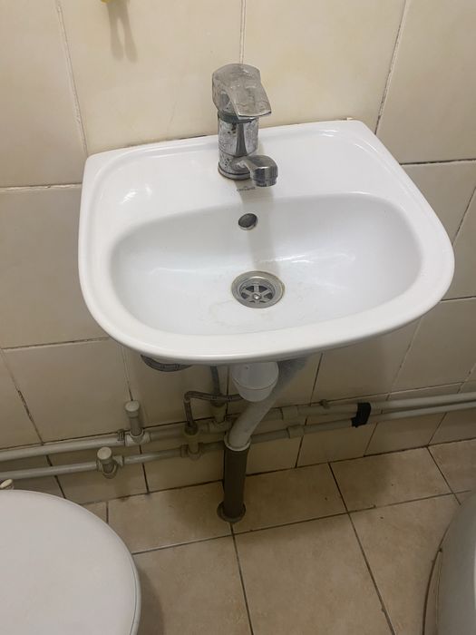 Умивальник з краном та гофрою