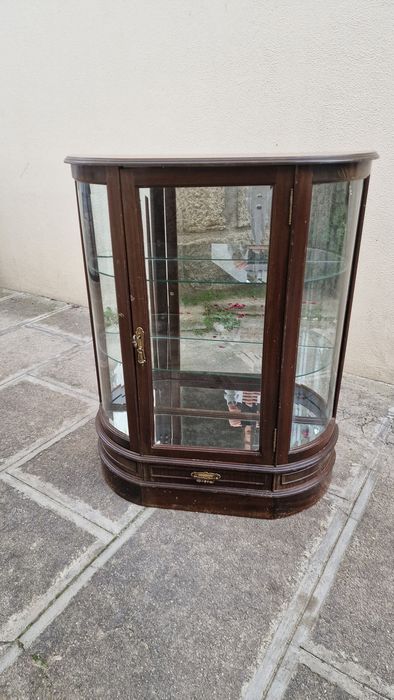 Armário vitrine antigo de vidro biselado.