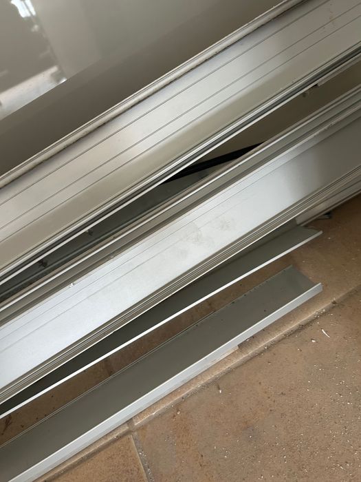 Szyba drzwi przesuwne oraz stala szyba