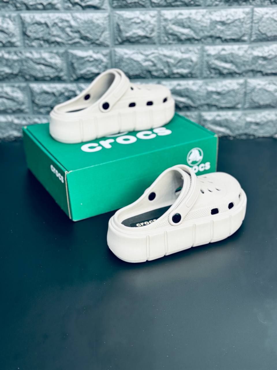 Женские кроксы белые уличные летние на высокой подошве Crocs
