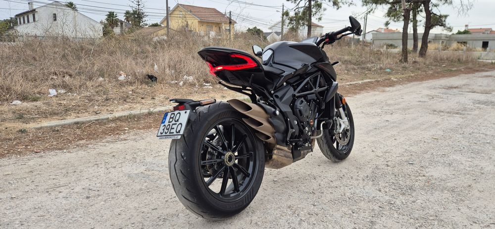 MV Agusta Dragster 800R de 2025
