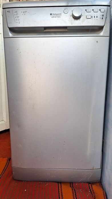 Продам. Посудомийну машину.Довго стояла, була  у використані 5 разів.