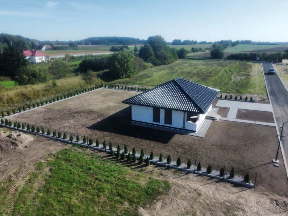 Nowy dom parterowy 105m2 na zamkniętym osiedlu. Woda, prąd, cctv