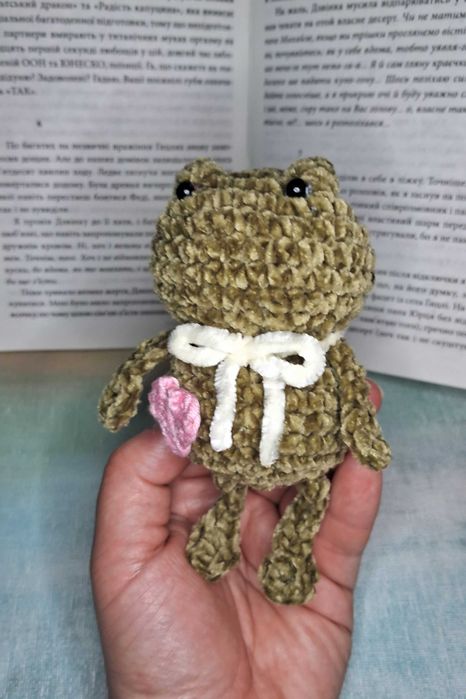 Prezent na walentynki pluszowa żabka walentynka amigurumi na szydełku