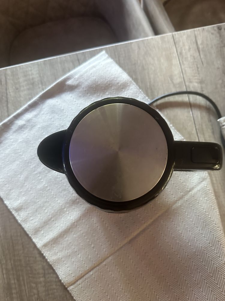 Czarny elegancki czajnik elektryczny Eldom C280C Elli z serii Diamond