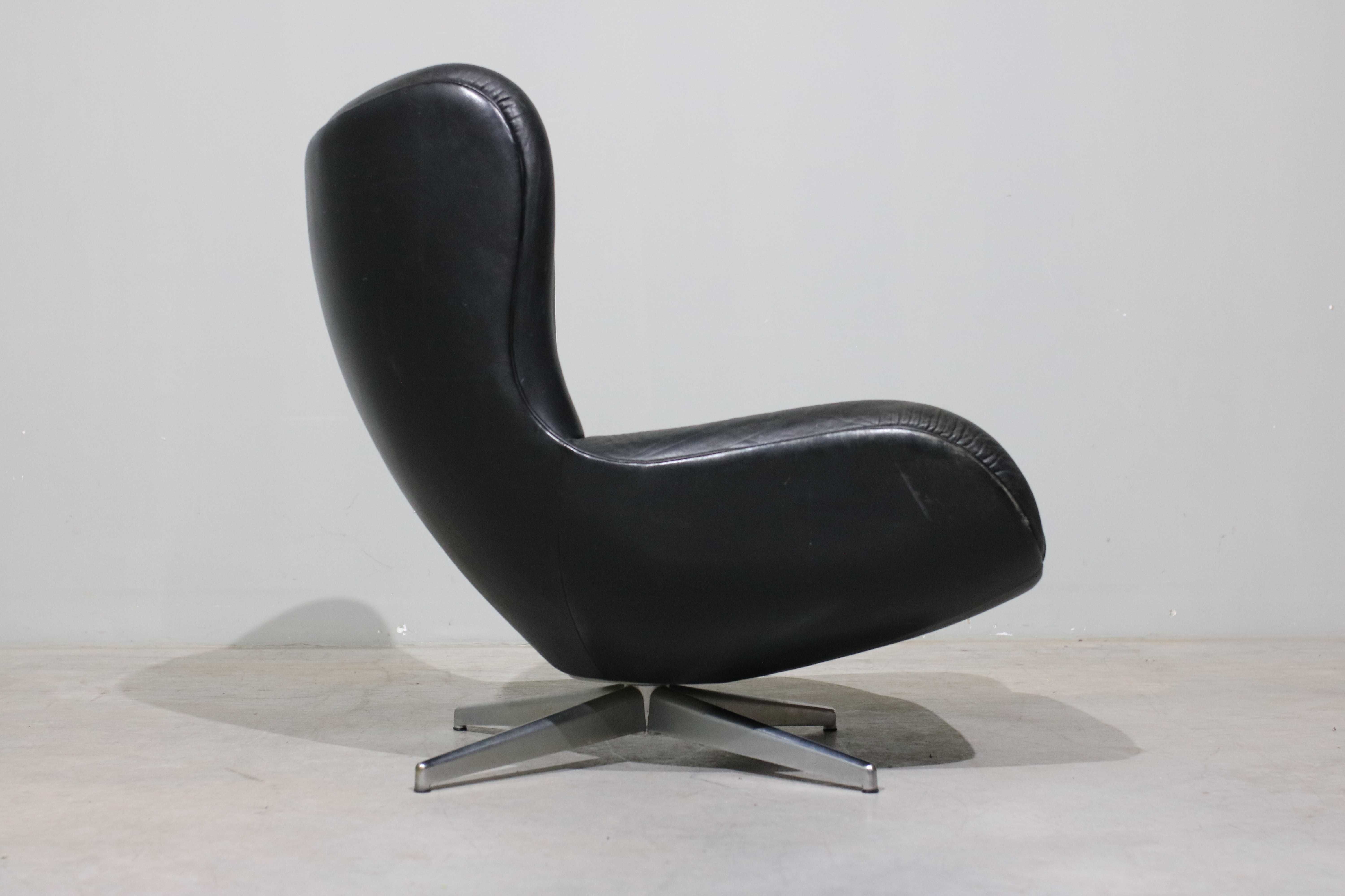 Poltrona Illum Wikkelso ML214 em couro | Mid-Century Modern